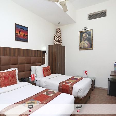 Oyo Flagship The Marc Blu Hotel Tājganj Eksteriør billede